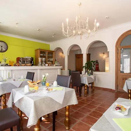 Logis L'occitan 2 Etoiles מלון