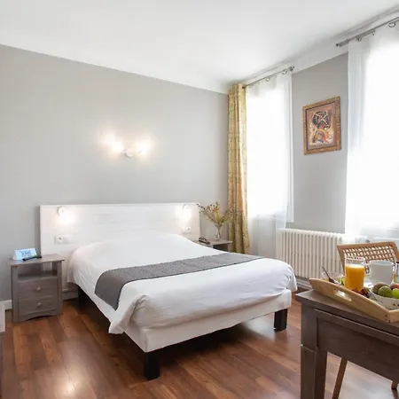 Logis L'occitan 2 Etoiles מלון 3*
